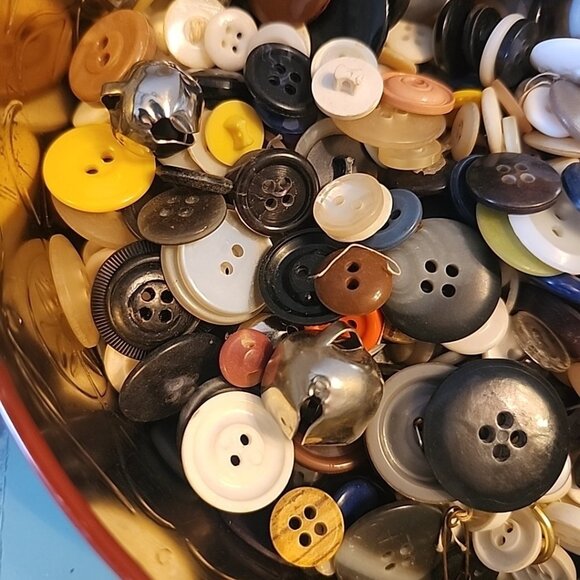 Vintage Button Tin Made in England Buttons Sewing Crafts Mixed Lot Granny Core - Picture 7 of 9